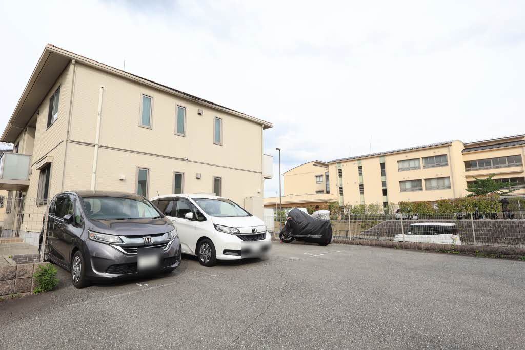建物外観　敷地内駐車場