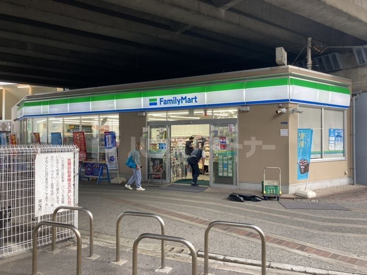 コンビニ　ファミリーマート浦安駅東口店（コンビニ）まで210m