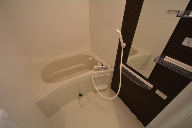 バス・シャワールーム　浴室乾燥機付きのお風呂です♪