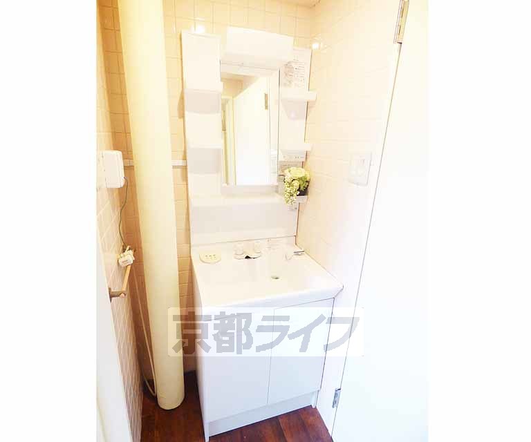 洗面設備　きれいな洗面台です。