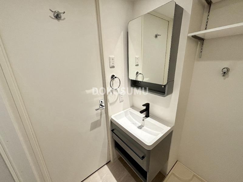 洗面設備　忙しい朝もスムーズに。使いやすさを追求した清潔な洗面空間。