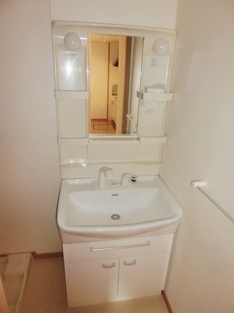 洗面設備　忙しい朝に活躍する独立洗面台です