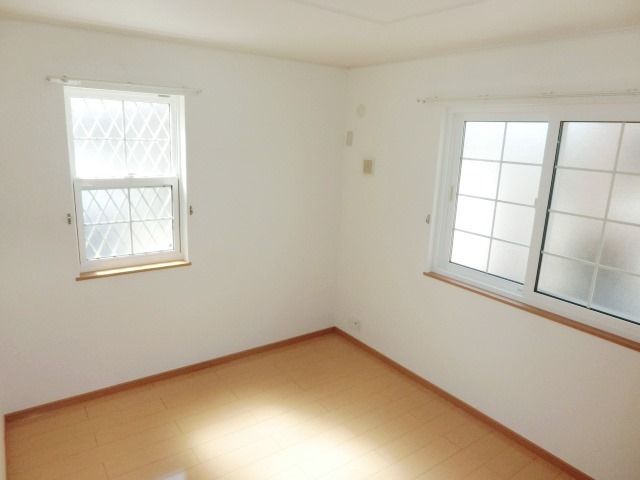 その他部屋・スペース　2面採光で明るい洋室です