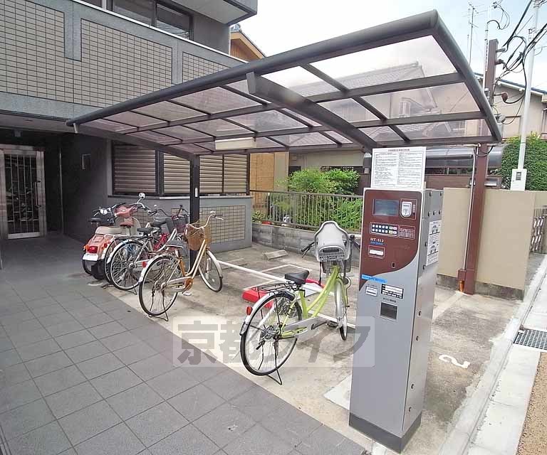 その他共有部分　マンションを出たところが駐輪スペースになっています