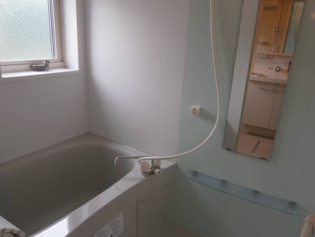 バス・シャワールーム　清潔感のあるお風呂です。