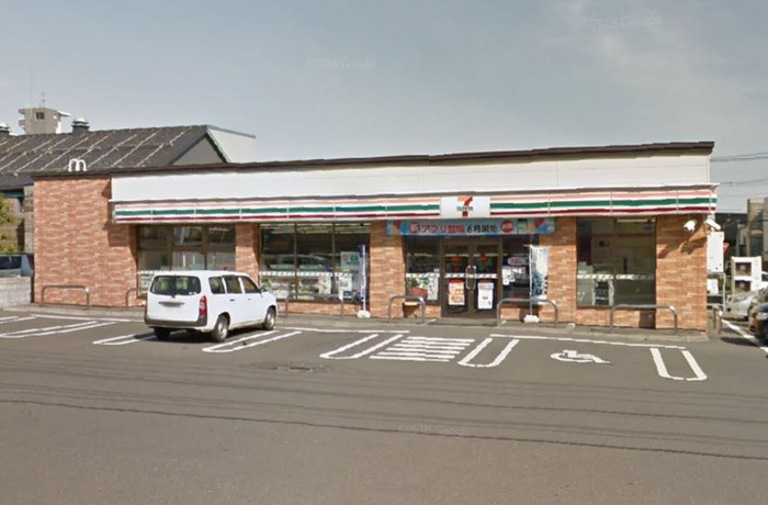 コンビニ　セブンイレブン（コンビニ）まで407m