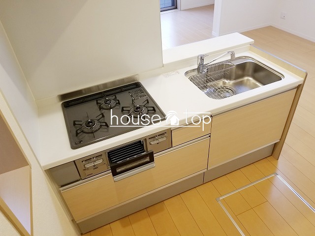 キッチン　3口コンロ付システムキッチン！広い調理スペース