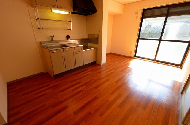 居室・リビング　壁付けキッチンでスペースを有効活用できます！