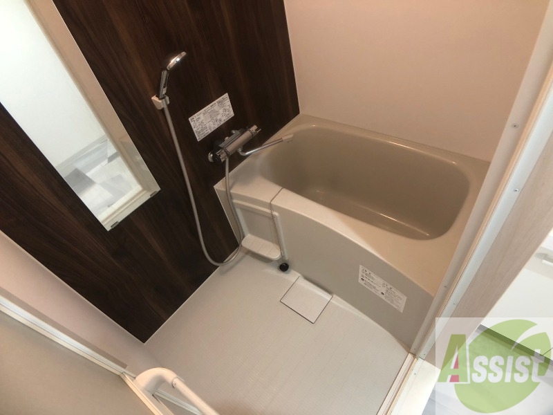 バス・シャワールーム　バスルームは狭すぎず、シャワーも浴びやすそうです。