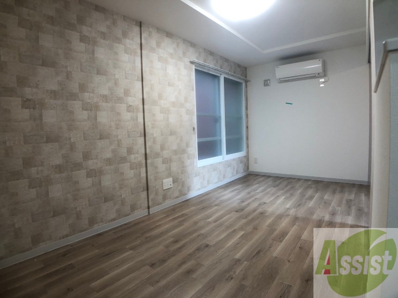 居室・リビング　白さが清潔感を出してくれます。お部屋も明るいですね。