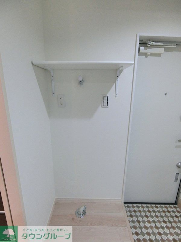 その他　洗濯機置き場は便利な棚付き