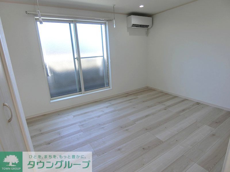 居室・リビング　白が基調の明るい室内！広々！1階はテラス、2.3階はバルコ…