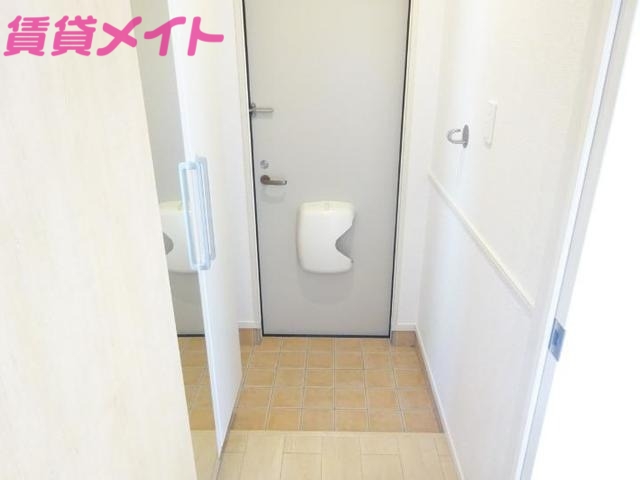 玄関　同タイプ部屋写真です。