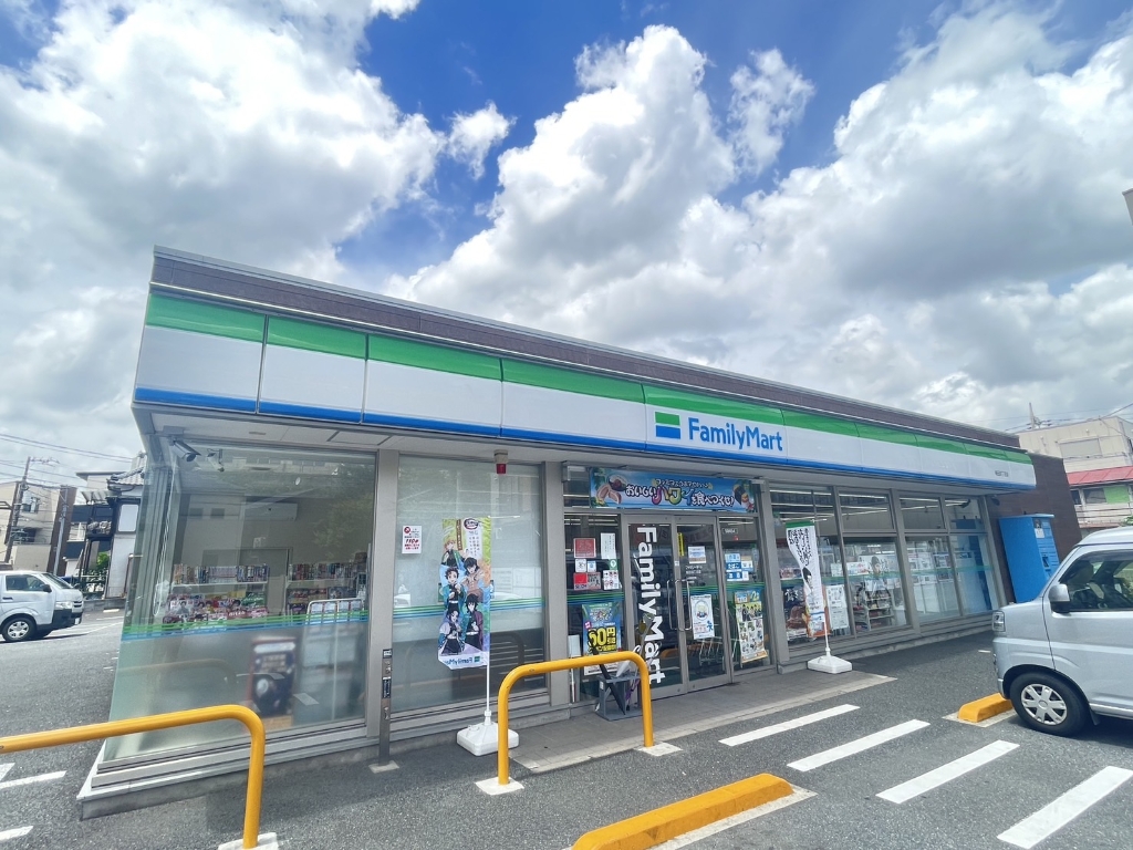 コンビニ　ファミリーマート梅田四丁目店（コンビニ）まで143m