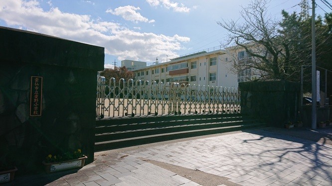 小学校　雲仙市立愛野小学校（小学校）まで383m