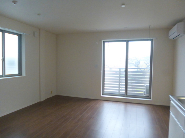 居室・リビング　★２面採光で明るいリビング★