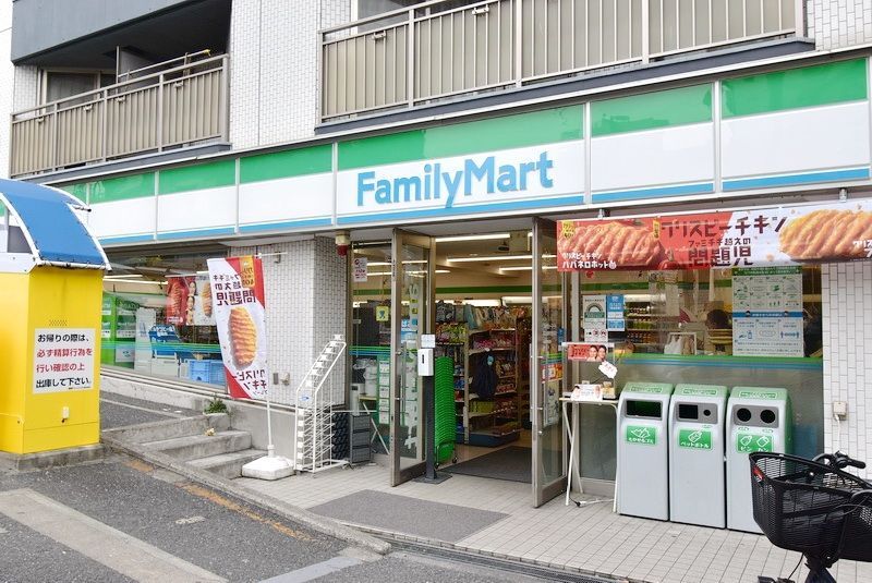 コンビニ　ファミリーマート牛込柳町駅前店（コンビニ）まで370m