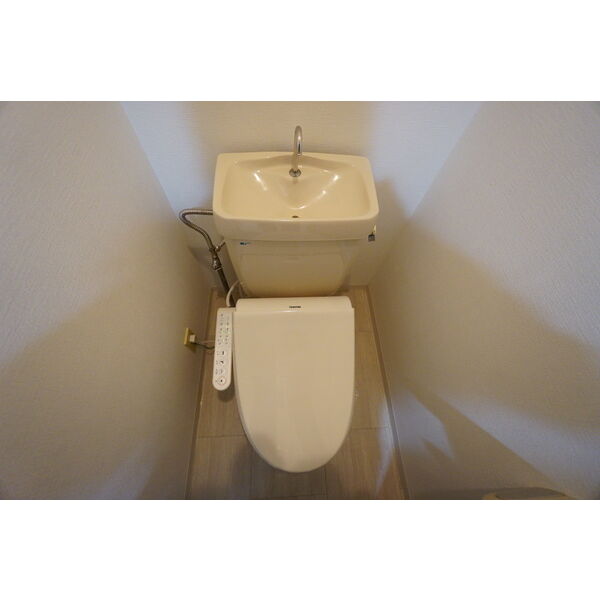 トイレ　※別室の参考写真の為、現況優先です。