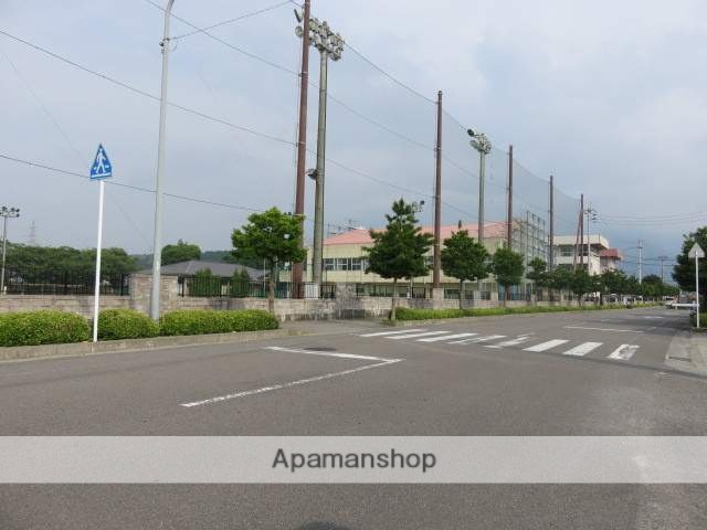 中学校　新居浜市立南中学校（中学校）まで1100m