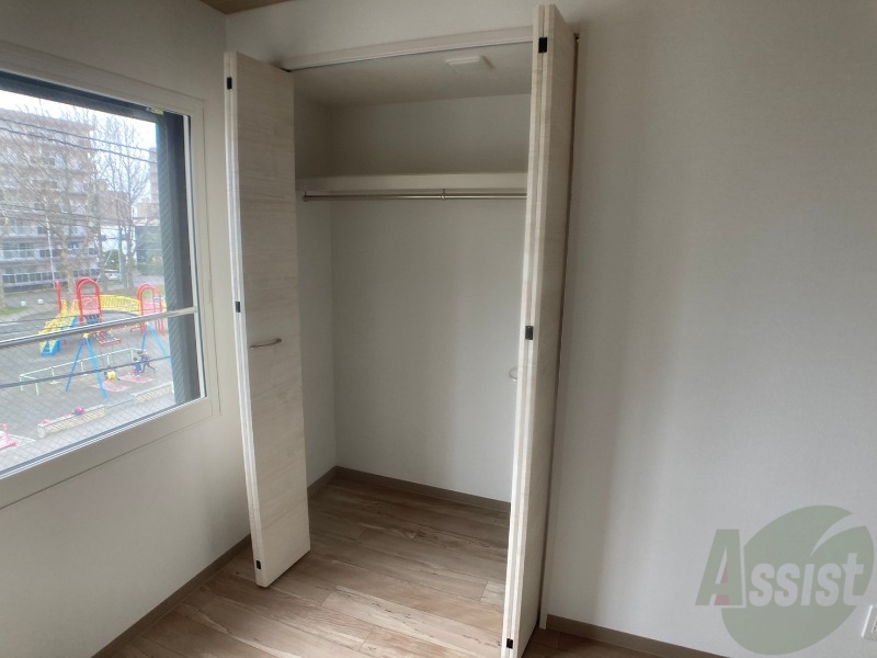 収納　こちらの収納にはハンガーをかけて服もしまえますね。