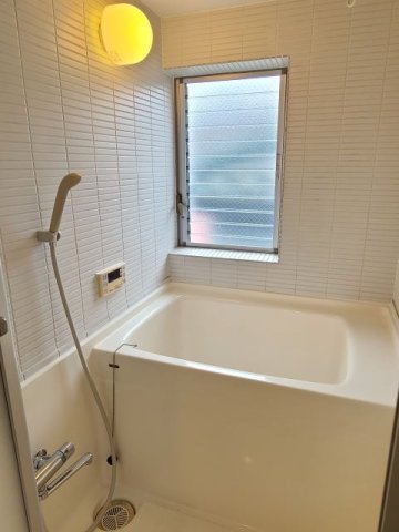 バス・シャワールーム　嬉しい追い焚き・浴室乾燥機付きです♪