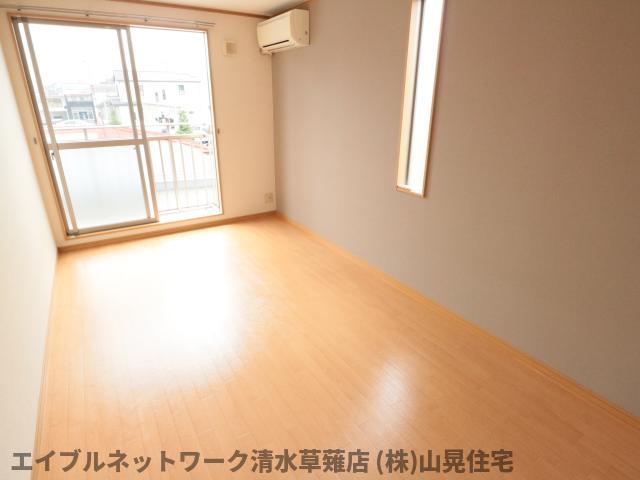 居室・リビング　こちらのリビングで趣味の時間をお楽しみください