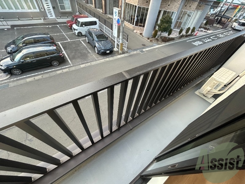 バルコニー　バルコニーは洗濯物を干すのに十分な広さがありますね。