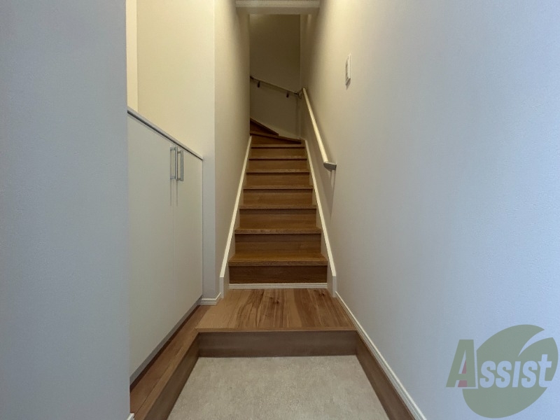 玄関　玄関から撮影しました。明るい印象ですね。