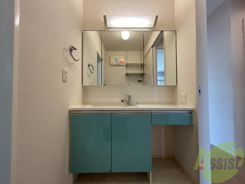 洗面設備　シャンプードレッサー付きで身支度が楽しくなです。