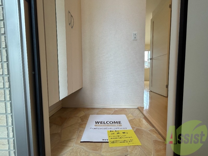 玄関　玄関からの様子です。すぐ部屋が見えないのは安心ですね。