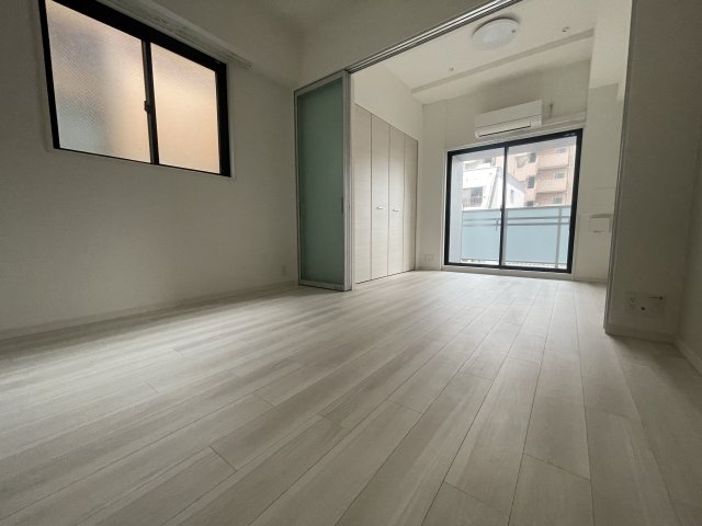 居室・リビング　同物件別号室のものです。