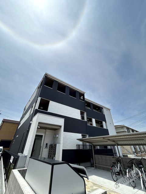 建物外観　防犯カメラとオートロックで防犯面は安心です。