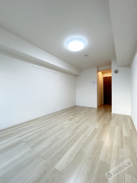 居室・リビング　内装は白を基調として建具とがグッと映えて．．．