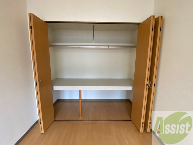 収納　クローゼットは奥行きもあり、荷物が多い方でも安心です。