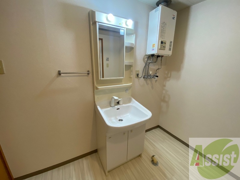 洗面設備　独立洗面台です。大きくてよいですね。シャンプーもできます。