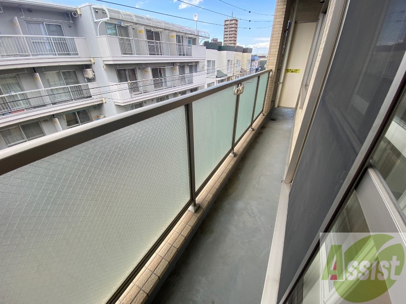 バルコニー　バルコニーは幅があり、広い印象を受けました。