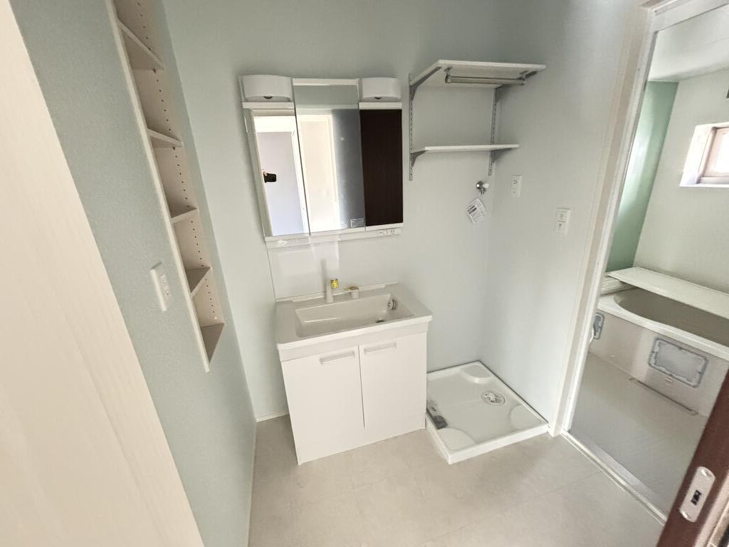 洗面設備　広めの洗面室です♪３面鏡の平面にも収納あり♪