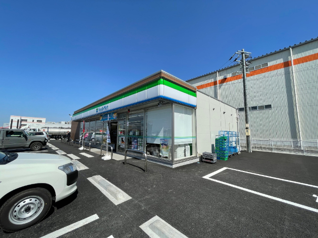 コンビニ　ファミリーマート　小牧下小針店（コンビニ）まで450m
