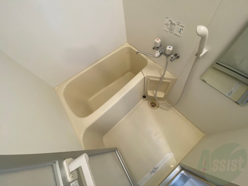 バス・シャワールーム　バスルームは狭すぎず、シャワーも浴びやすそうです。