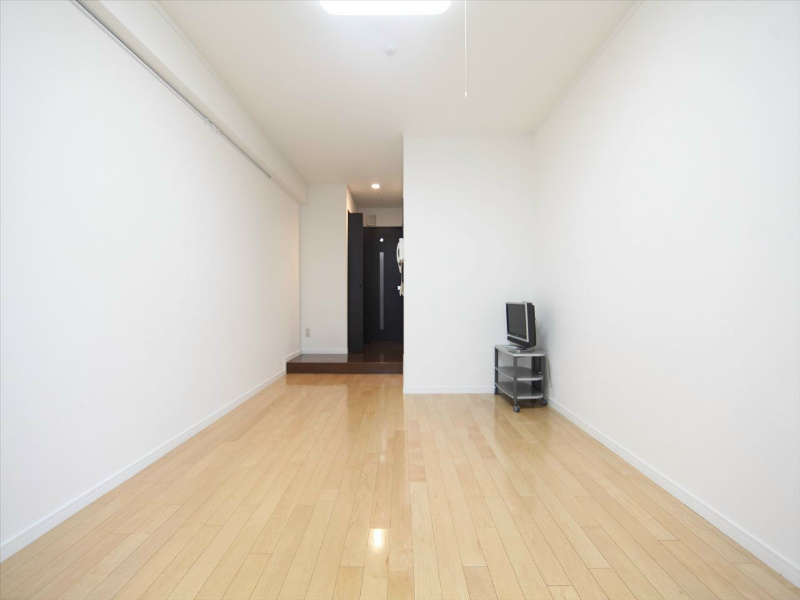 居室・リビング　洋室10.4帖　エアコン完備　南向き