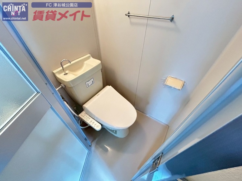 トイレ　同じ物件、別部屋の写真です