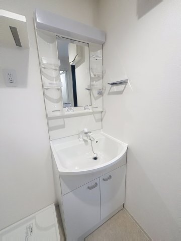 洗面設備　ゆったりとスペースのある洗面所