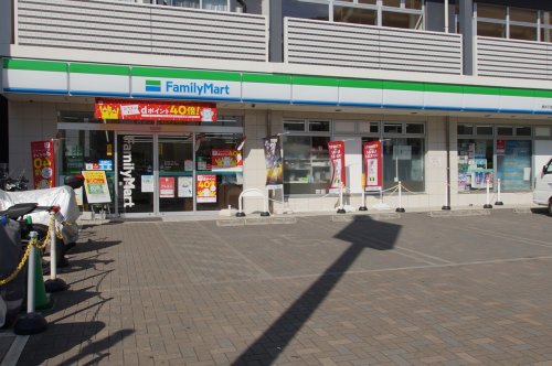 コンビニ　ファミリーマート横浜子安通三丁目店（コンビニ）まで653m