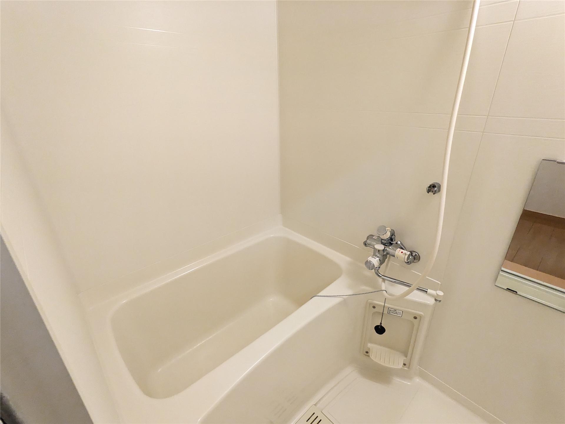 バス・シャワールーム　シャワー＆鏡付きです♪