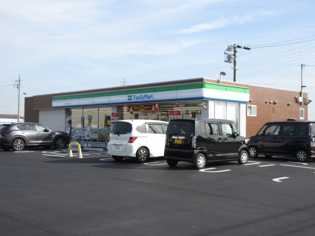 コンビニ　ファミリーマート（コンビニ）まで50m