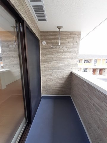 バルコニー　開放的で明るい空間を演出してくれるバルコニーです