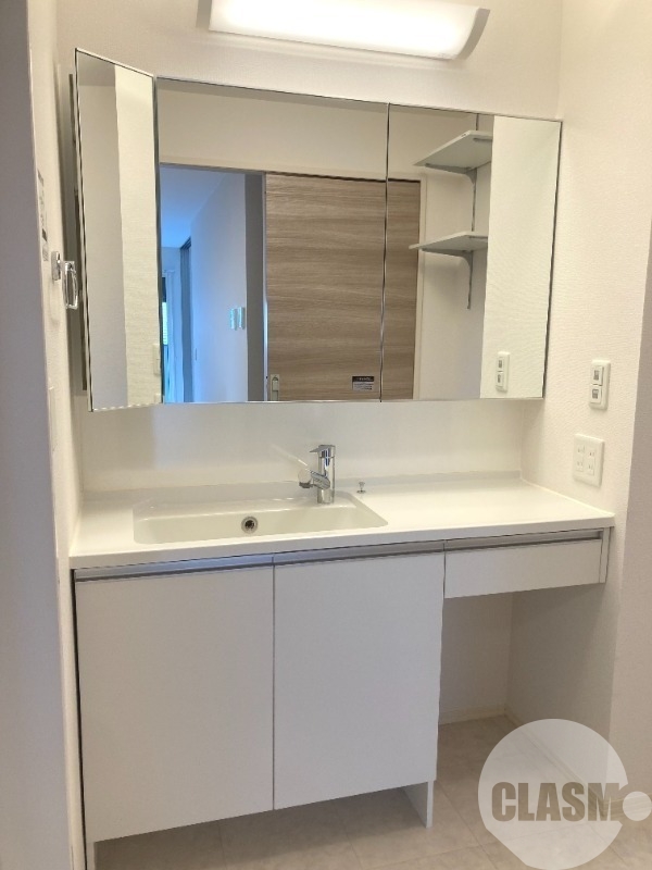 洗面設備　鏡の大きなシャンプードレッサー♪