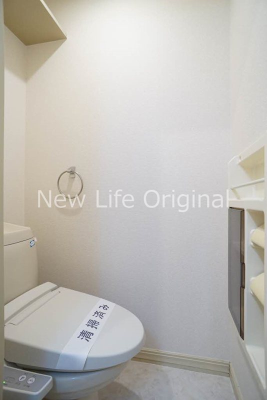 トイレ　あると嬉しい温水洗浄便座付きです☆