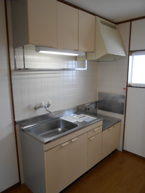 キッチン　ガスコンロ（２口）対応・横（北面）に換気採光窓あり