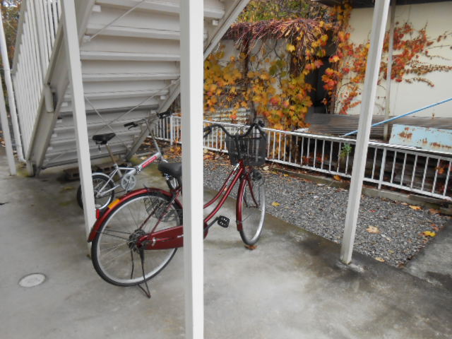 駐車場　駐輪場（共用）場所あり